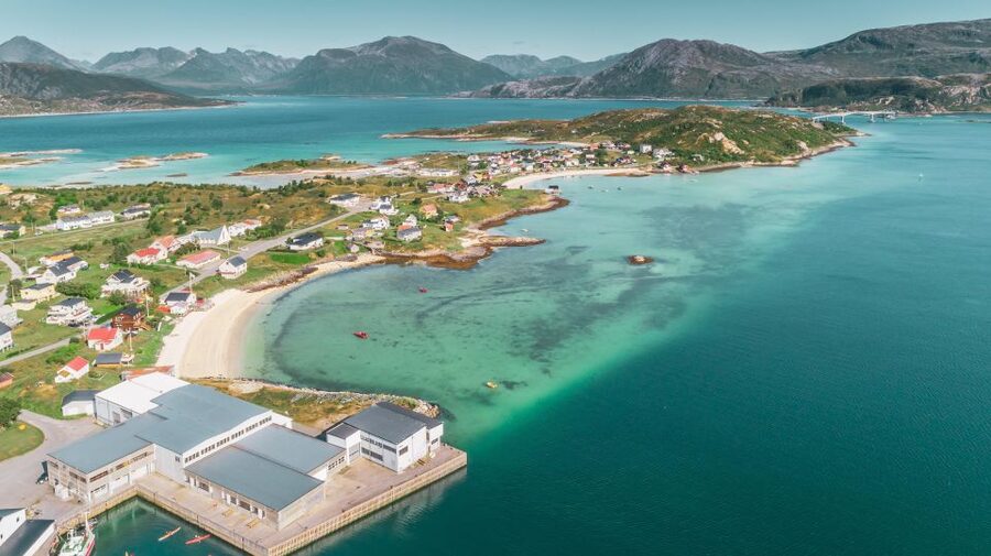 From Tromsø: Kayak trip with lunch and sauna at Sommarøy - Paddling among islands and pale beaches