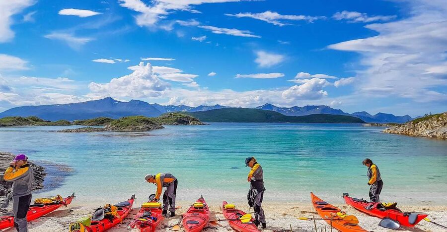 From Tromsø: Kayak trip with lunch and sauna at Sommarøy - The 08:45 bus from Tromsø
