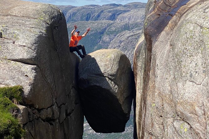 Full Day Hiking Adventure from Bergen to Trolltunga - Lunch and photographs at Trolltunga