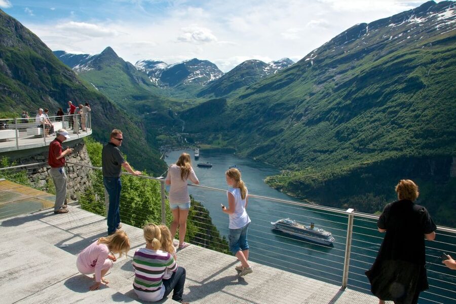 Geiranger: Bus Tour with Multilingual Audio Guide - What the multilingual audio guide adds