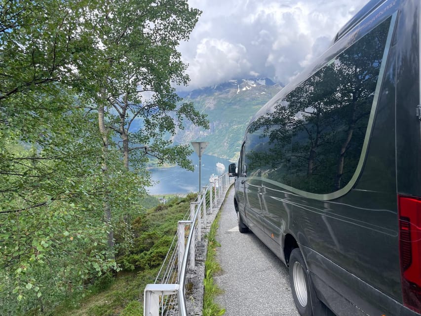Geiranger Dalsnibba: mini bus tour - Waterfalls and tight bends on the Geiranger route