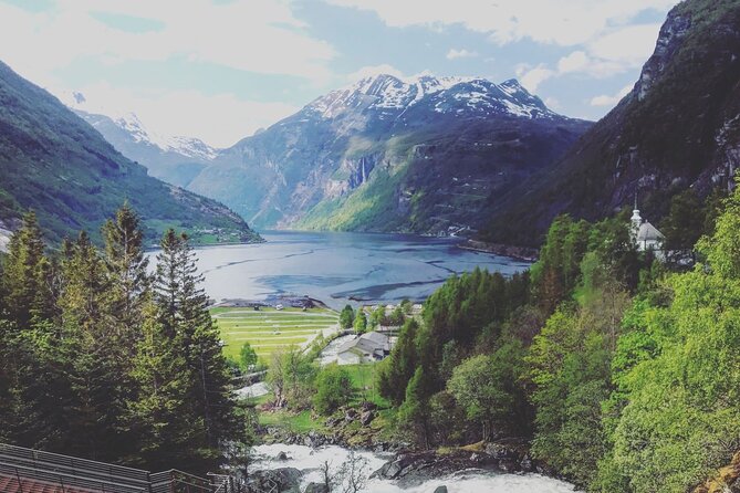 Geiranger: Excursions.no Mount Dalsnibba & Eagle's Bend - Djupvatnet: a quiet stop beside the mountain lake