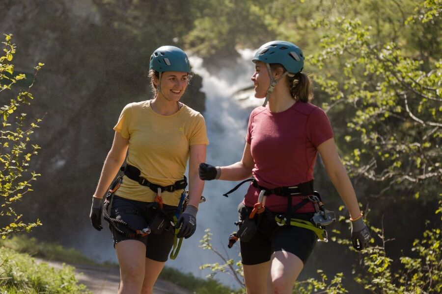 Geiranger: Rappelling tour with epic view - Past the Queen’s Chair to the rappel wall