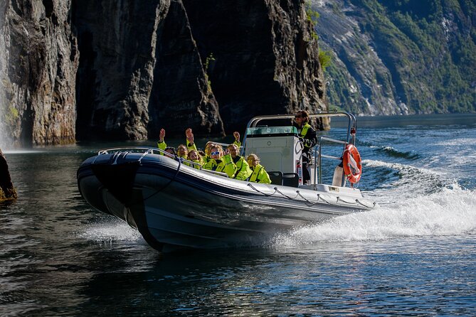 Geiranger: RIB Fjordsafari Geirangefjord - Mountain farms above the water