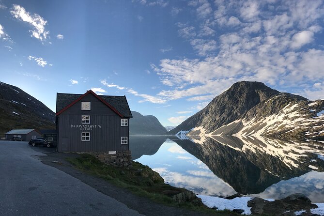 Geiranger: Sky to Fjord Downhill Biking Adventure - Knuten and the road-sharing issue