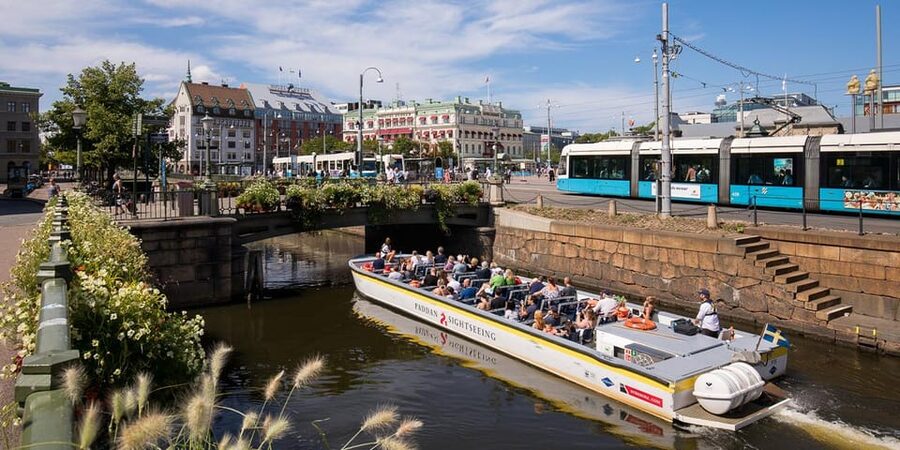 Gothenburg: City Canal Sightseeing Cruise - Entering the 17th-century canals and moat