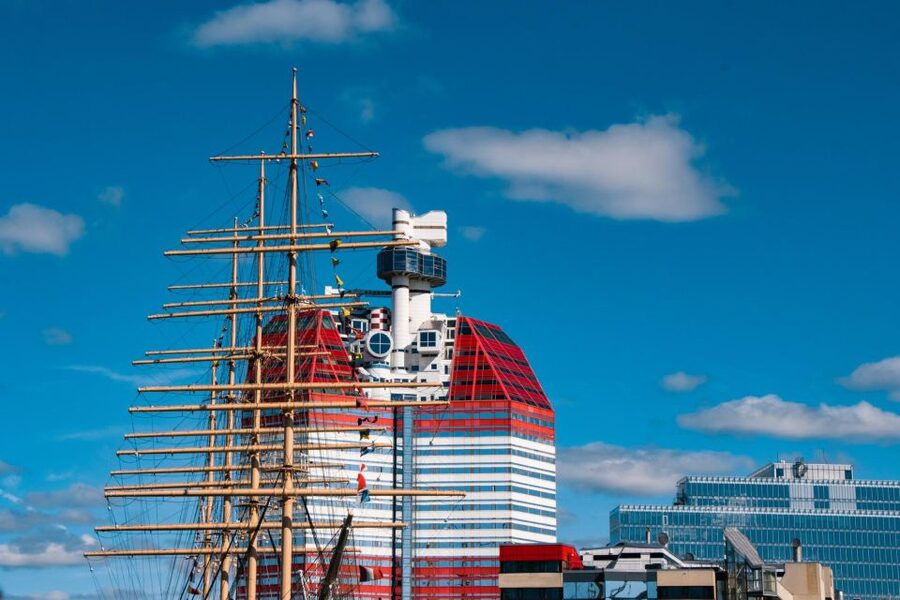 Gothenburg: Express Walk with a Local in 60 minutes - Food, cafes, bars, and useful local advice