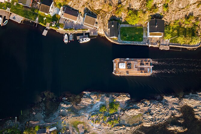 Guided Sightseeing Cruise on Oslofjord by Premium Silent Boat - Holiday homes and the narrow stretch of the fjord