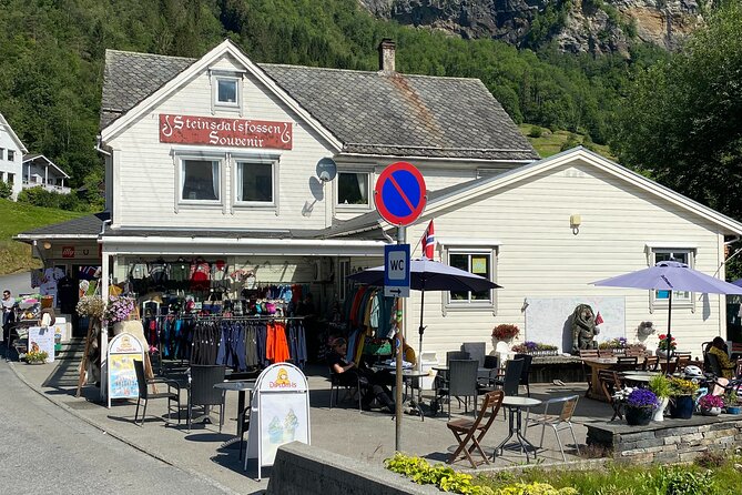 Guided tour to Hardanger Fjord, Waterfalls and Ferry Crossing - Road 550 follows orchards toward Jondal