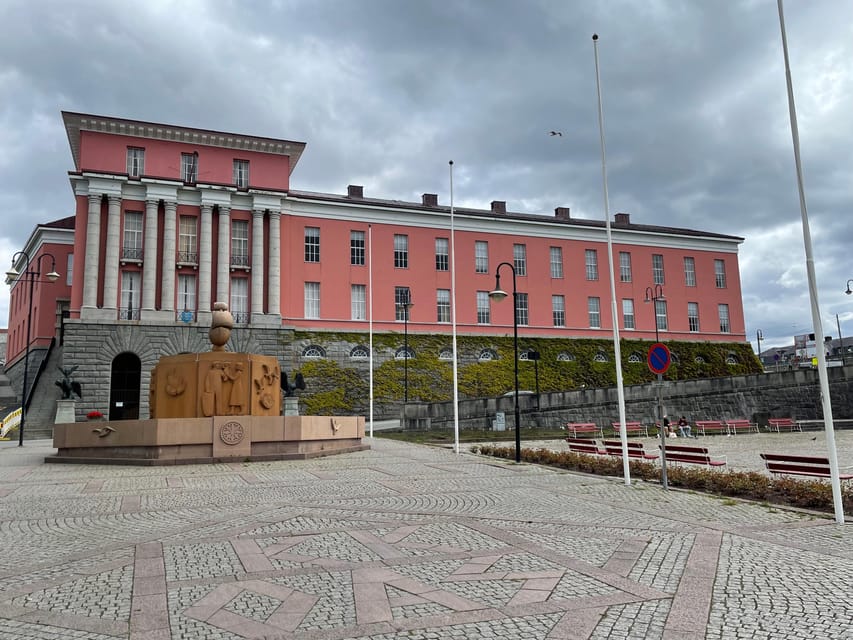 Haugesund: Guided Scenic Minibus tour of Haugesund - Guides, timing, and the cruise-port advantage