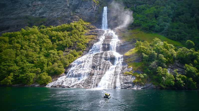 Hellesylt: Guided Geirangerfjord Boat Tour - What the guide adds to the ride