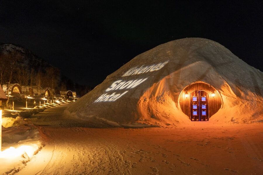 Kirkenes: Snowhotel Entrance Ticket - Hot drinks and pastries at the restaurant
