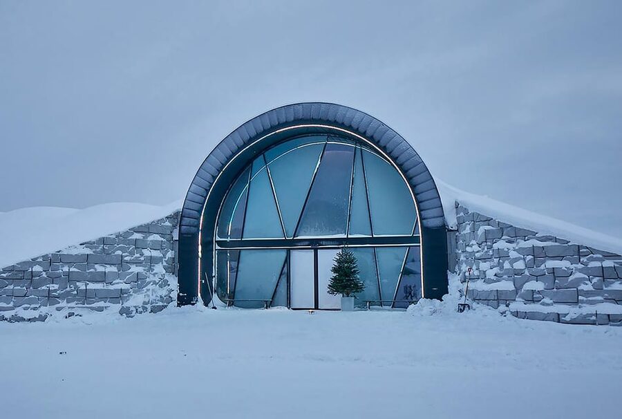 Kiruna: Tour of Icehotel and Jukkasjärvi - Walking through the oldest part of Jukkasjärvi
