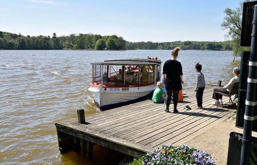 Lyngby & Bagsværd Lake: Baadfarten Boat Ride - Aldershvile Slotspavillon and open parkland