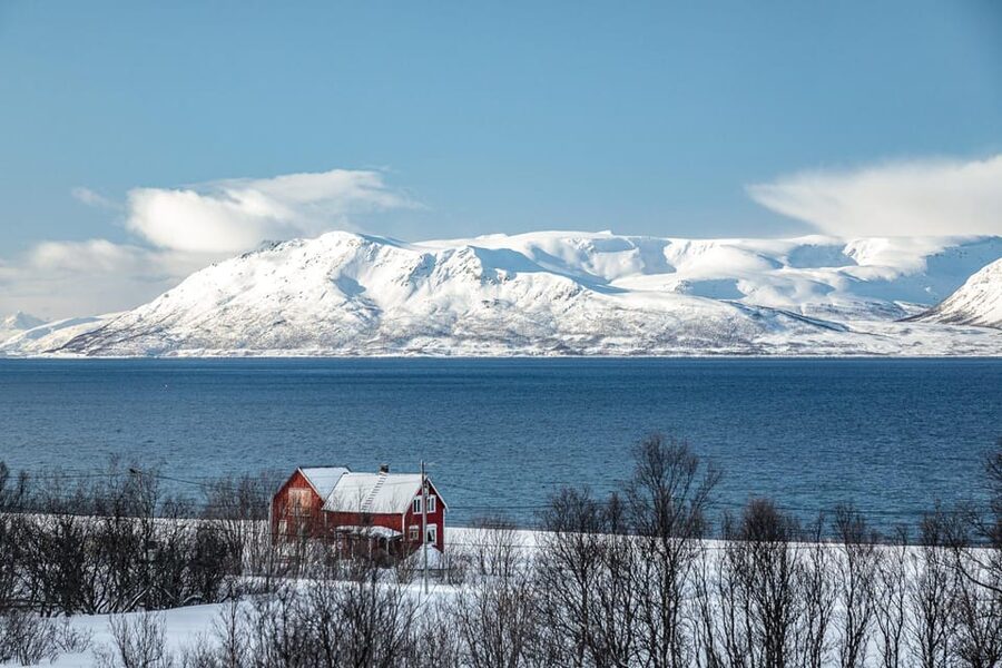 Lyngen: Snowmobile Safari with Lunch in seaside Restaurant - A warm start with lunch at Bøteriet