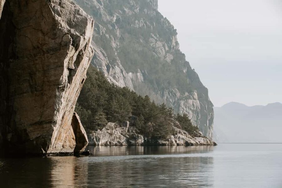 Lysefjord (Stavanger): Boattrip to Preikestolen from Forsand - The halfway break with local treats