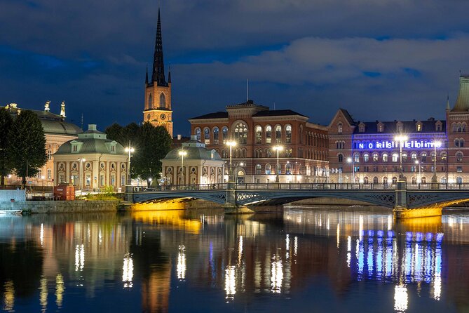 Magical ''Stockholm by Night'' Photo Walk - Learning to keep night photos sharp