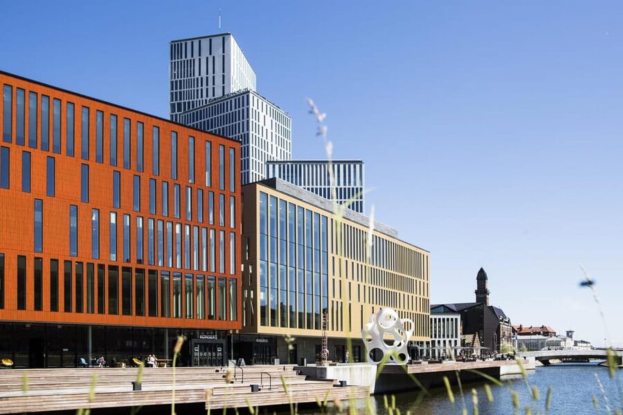 Malmö: Sightseeing and Landmarks tour by bike - What the guide adds to the ride