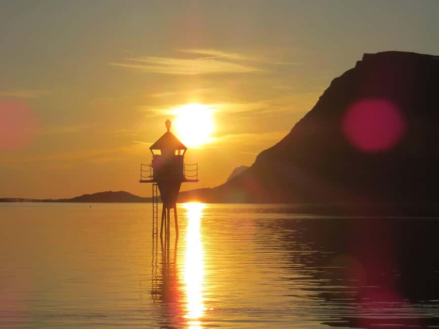 Midnight sun safari - Through narrow straits toward the outer sea