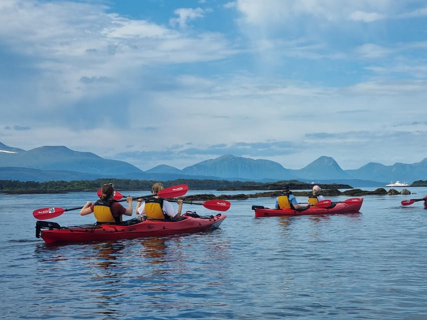 Molde - Guided kayak tour - Paddling out from Molde city center