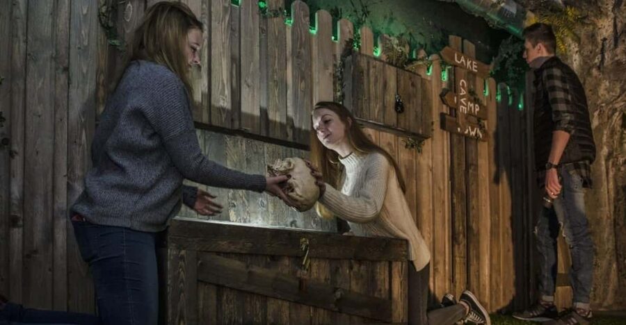 Molde: Serial Killer Escape Room Game - Norwegian or English keeps the case open to more groups
