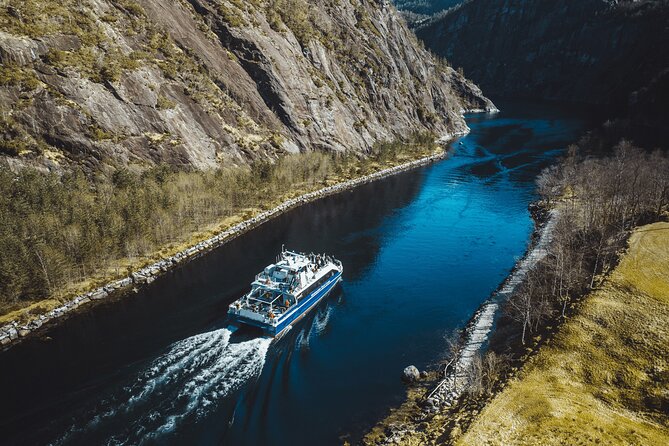 Mostraumen Fjord Cruise - Food, drinks, and onboard comfort