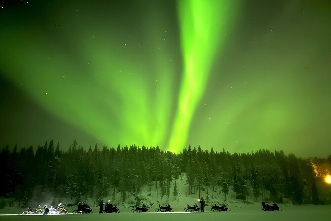 Northern Light snowmobile tour in Kiruna 7:30 pm - A warm fika break in the middle