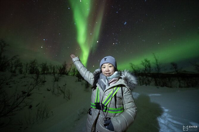 Northern Lights Guided Bus Tour with Free Photos - Hot drinks, snacks, and the long wait