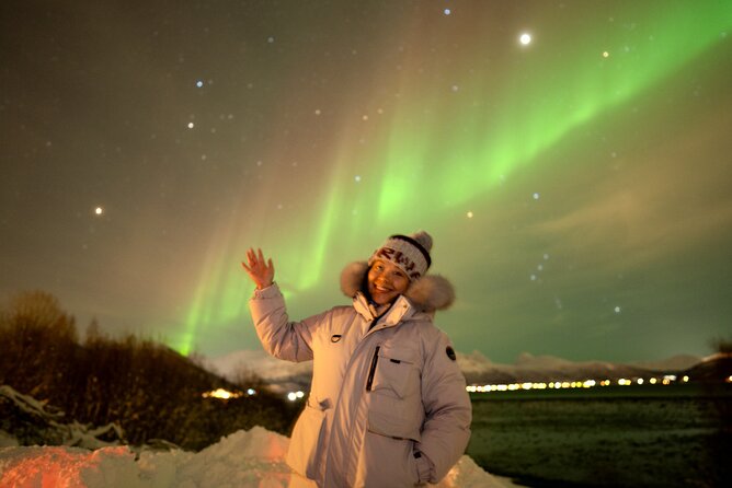 Northern Lights Tour with Local Guide and Photos - Waiting for the first green band