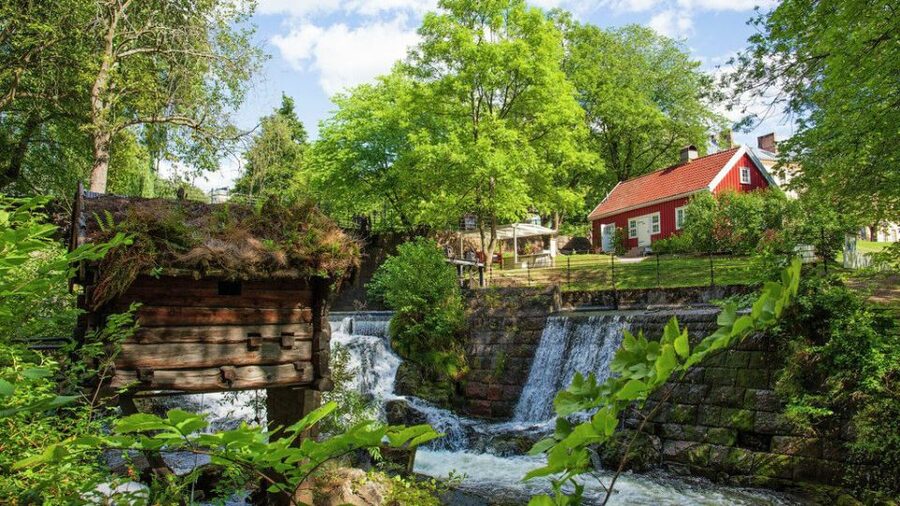 Norwegian Food Tour & Hidden Gems of Oslo - The final walk and a waffle by the water