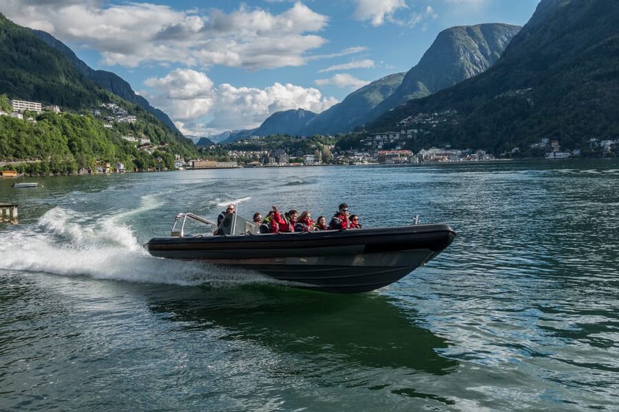 Odda: RIB Boat Tour on the Hardangerfjord - How the guide affects the experience