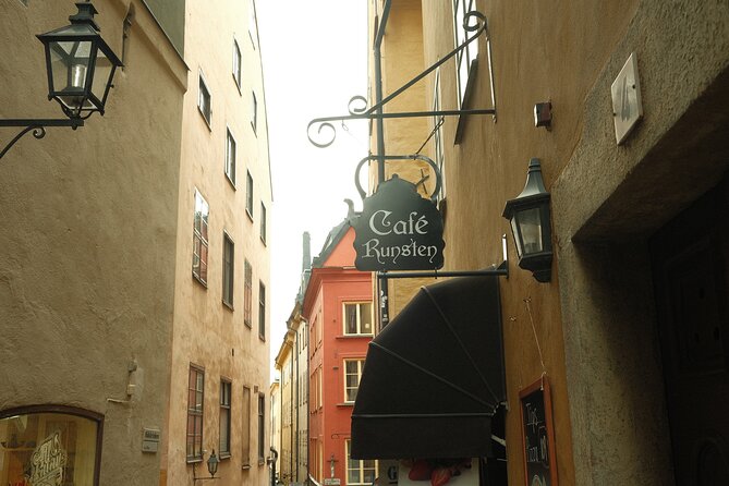 Old Town Self-Guided Tour with interactive challenges - The cannonball and the runestone