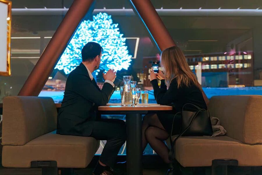 Oslo: 3-course Dinner Cruise in the Oslofjord - Dinner with Oslo changing outside the window