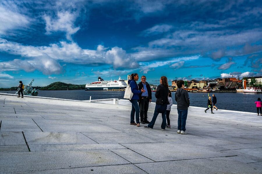 Oslo: 3-hour Highlights & Vigeland Park Private Walking Tour - Oslo City Hall and the National Theatre