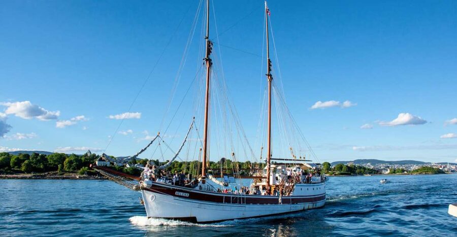Oslo: Best of Oslo Walking Tour & Fjords Sightseeing Cruise - Karl Johan, Parliament, and the Grand Hotel