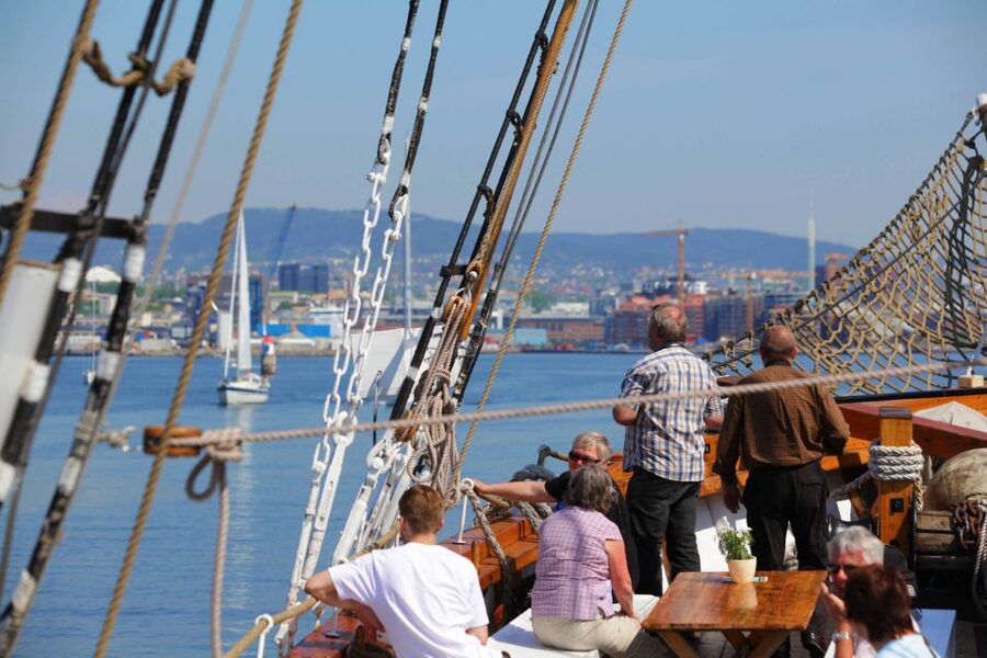Oslo: Best of Oslo Walking Tour & Fjords Sightseeing Cruise - The Opera House from street level
