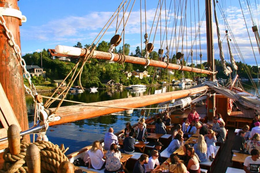 Oslo: Best of Oslo Walking Tour & Fjords Sightseeing Cruise - City Hall and the Nobel Peace Prize