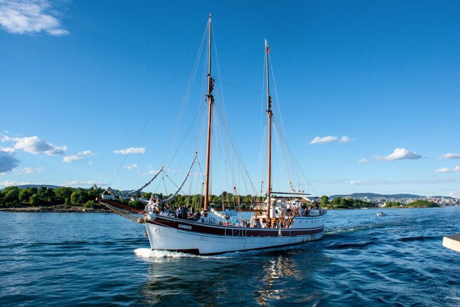 Oslo: Best of Oslo Walking Tour & Fjords Sightseeing Cruise - Boarding the historic sightseeing vessel