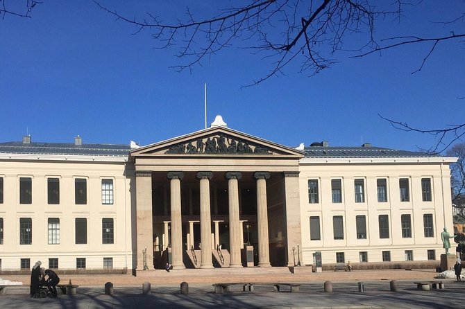 Oslo easy walk - A quick look at Parliament