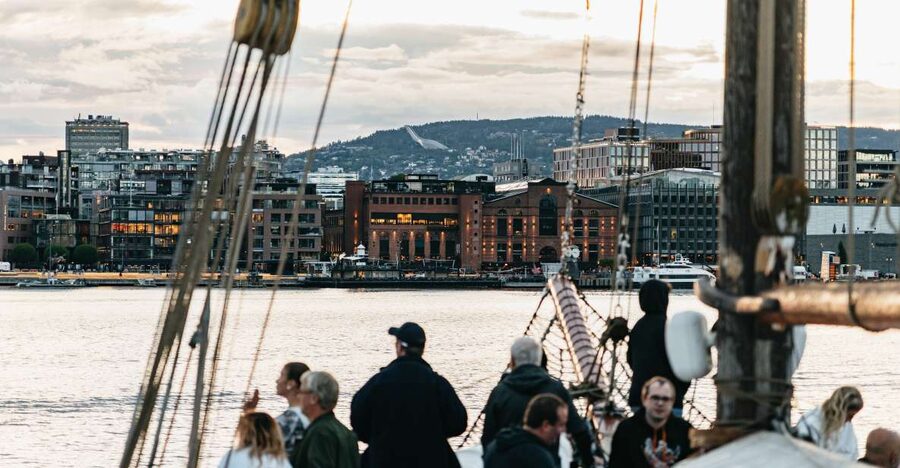 Oslo: Fjord Evening Cruise with Shrimp Buffet - Leaving Rådhusbrygge 3 beside City Hall