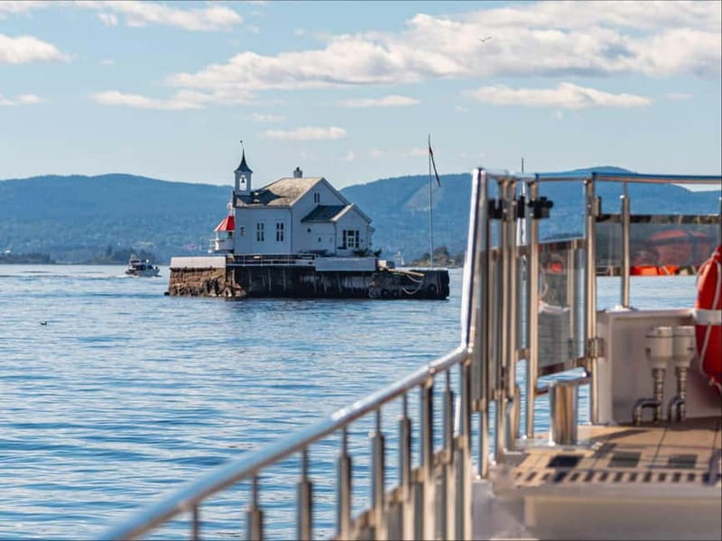 Oslo: Guided Sightseeing Fjord Cruise on Premium Silent Boat - Akershus Fortress and the Opera House from the water