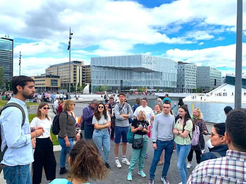 Oslo: Guided Walking Tour of Central Oslo - Christiania Torv and the older city