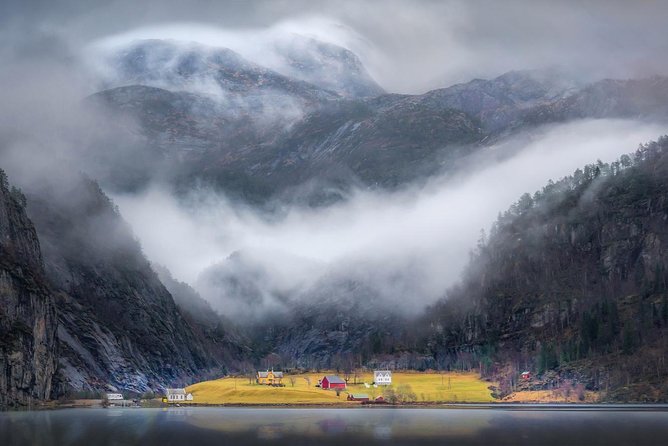 Private Fjordcruise by Luxury Pontoon Boat - Bergen Fjords - What the luxury pontoon feels like on the water