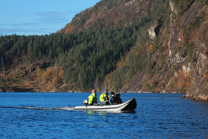 Private Fjordcruise by Luxury Pontoon Boat - Bergen Fjords - Staying warm when Bergen turns wet