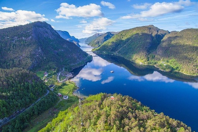 Private Fjordcruise by Luxury Pontoon Boat - Bergen Fjords - Turning into the remote fjord