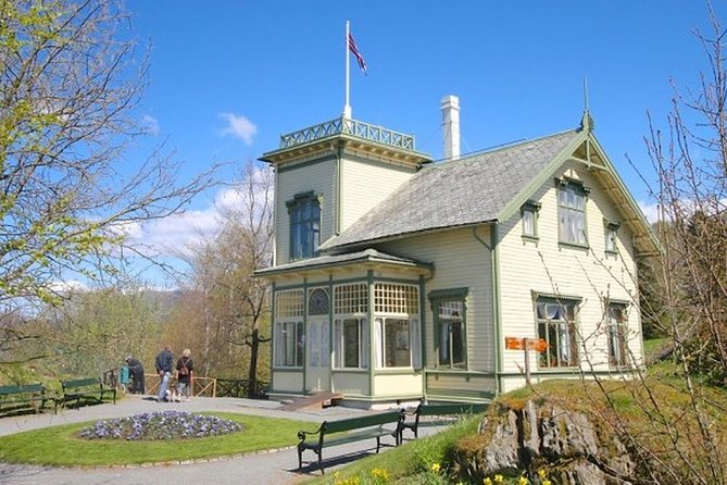 Private Guided City Sightseeing - Bergens Top Attractions - The Fish Market by Bergen harbor