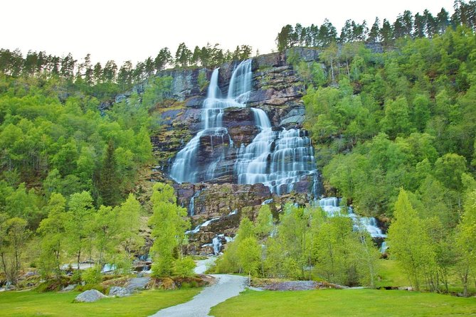 PRIVATE GUIDED TOUR: Norway's Highlights–Viking Special, 11 h - Tvindefossen gives you a close waterfall stop