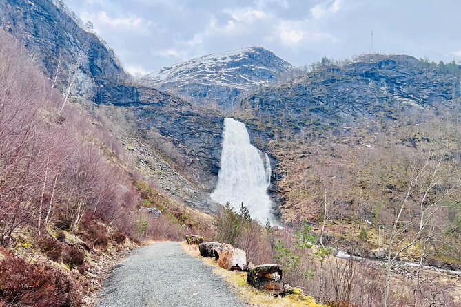 Private Guided Tour of Bergen and the Best of Norwegian Fjords - Øystese, lunch, and the Hardangerfjord shoreline