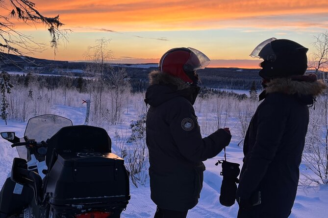 Private snowmobile day tours - Lunch around a fire near the lake