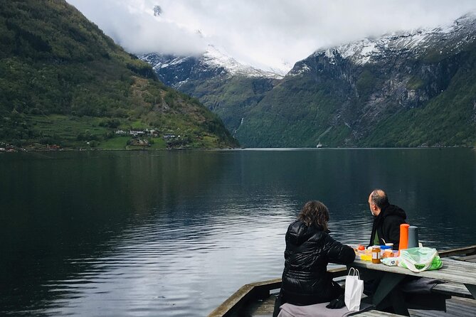 Private tour Geiranger and Glaciers 1 to 15 people - Ørnevegen and Ornesvingen: a brief stop with a different angle
